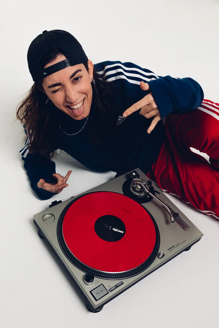 DJ Trapella davant d’una taula de mescles